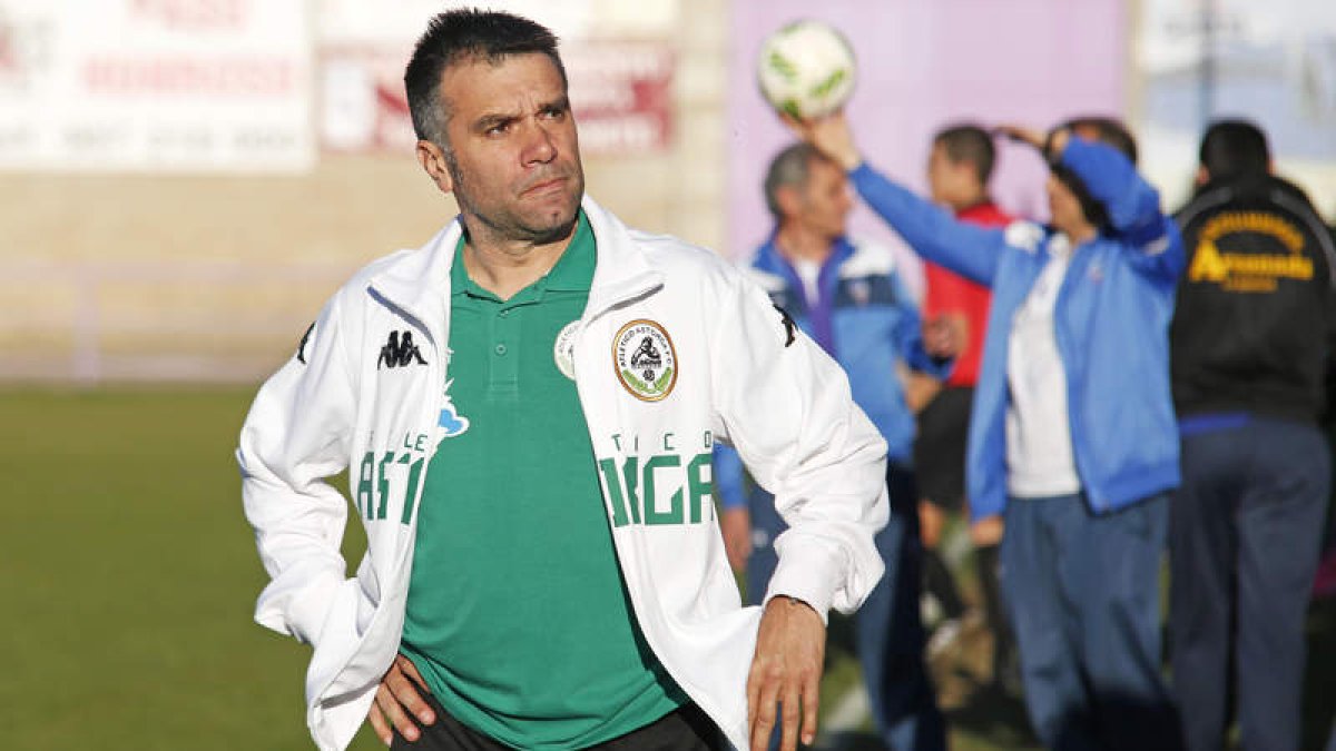 Miguel Ángel Miñambres puede acabar el año en puestos de play off de ascenso. FERNANDO OTERO