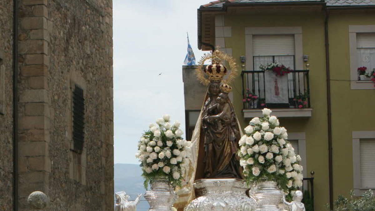 La Virgen de la Encina, patrona del Bierzo, a la salida de su basílica en Ponferrada. ANA F. BARREDO