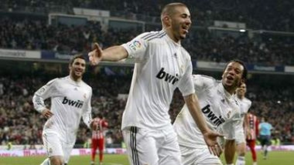 Benzema, en el centro, celebra con euforia su gol.