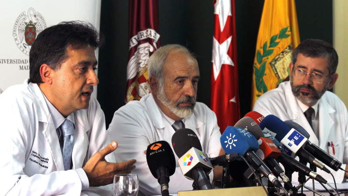 El experto en odontología forense, Bernardo Perea, junto a dos miembros del equipo.