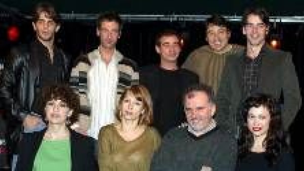 El director junto al reparto de actores de la película «El método Gronholm»