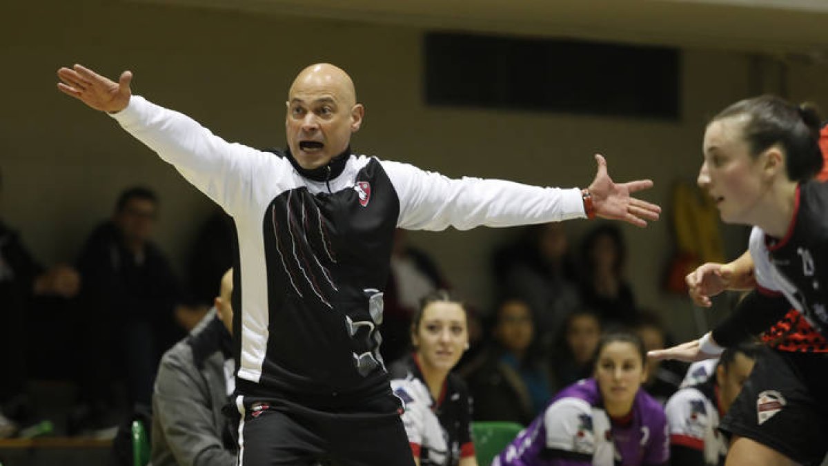 Juan Moreno da indicaciones a sus jugadores. JESÚS F. SALVADORES