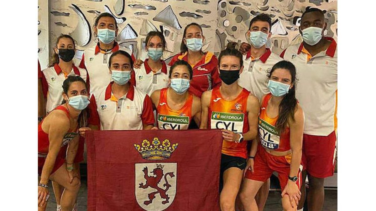 Foto de familia de las atletas del Ule Sprint en Barcelona. DL
