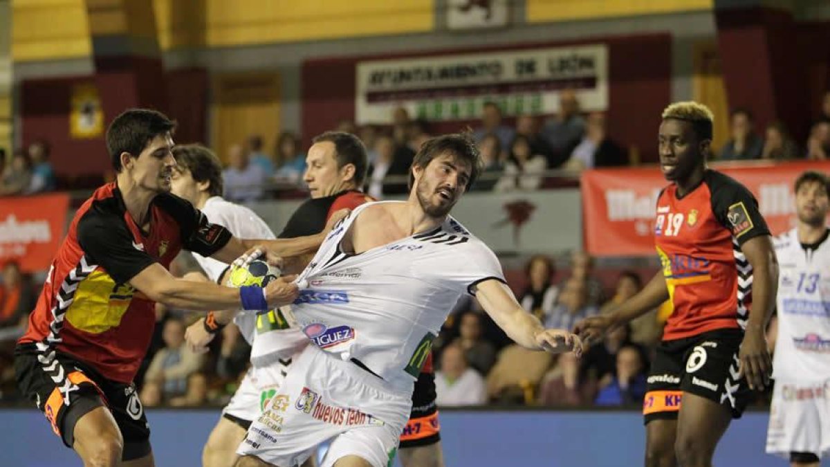 La defensa del Granollers trata de impedir el ataque ademarista en un choque anterior.