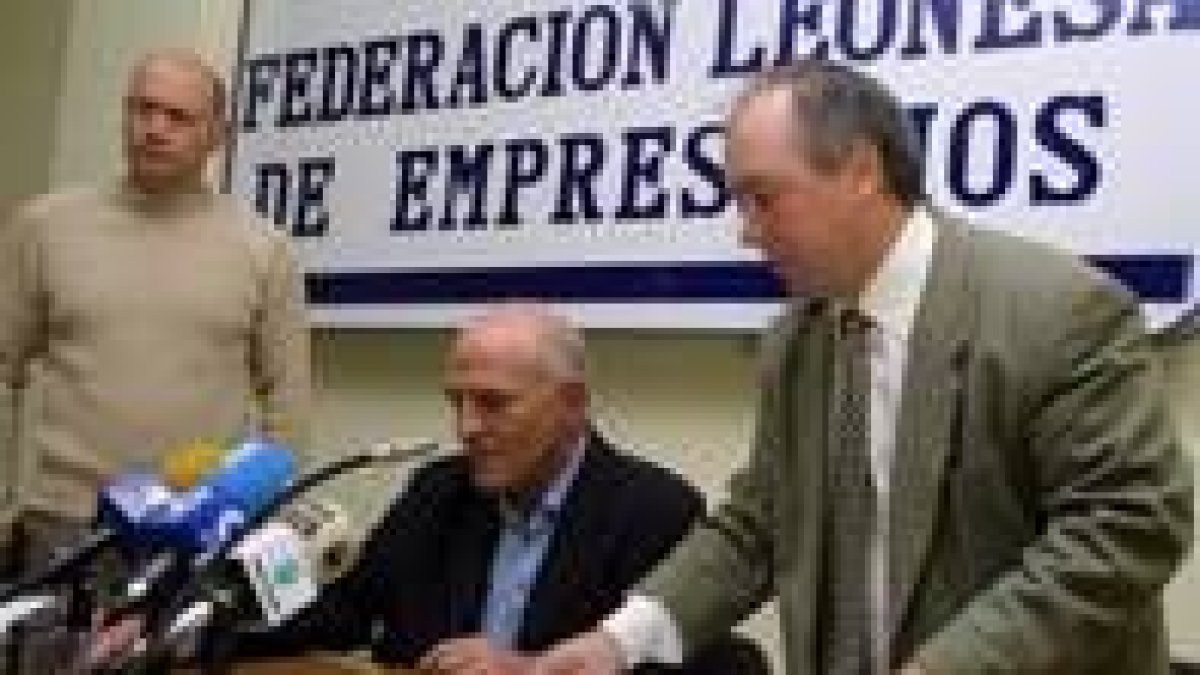 El representante de los taxistas -de pie-, y a su lado el presidente y el gerente de la Fele-Bierzo