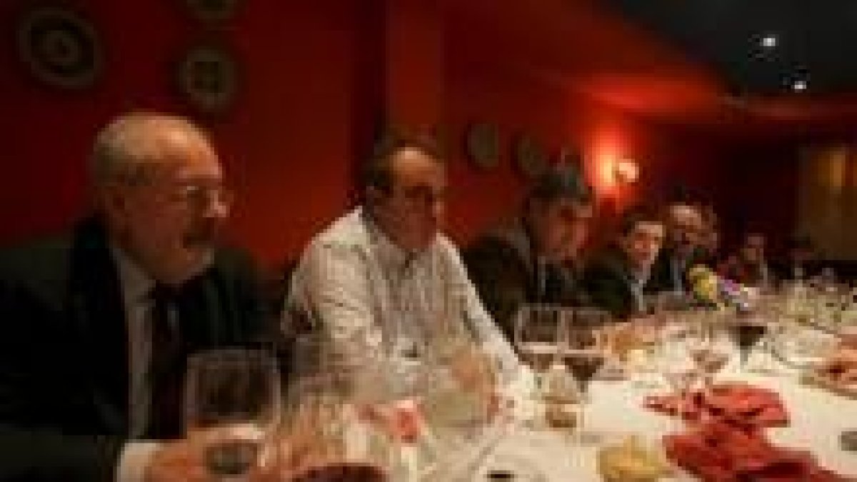 Los socialistas y miembros del CEL se reunieron ayer en una comida