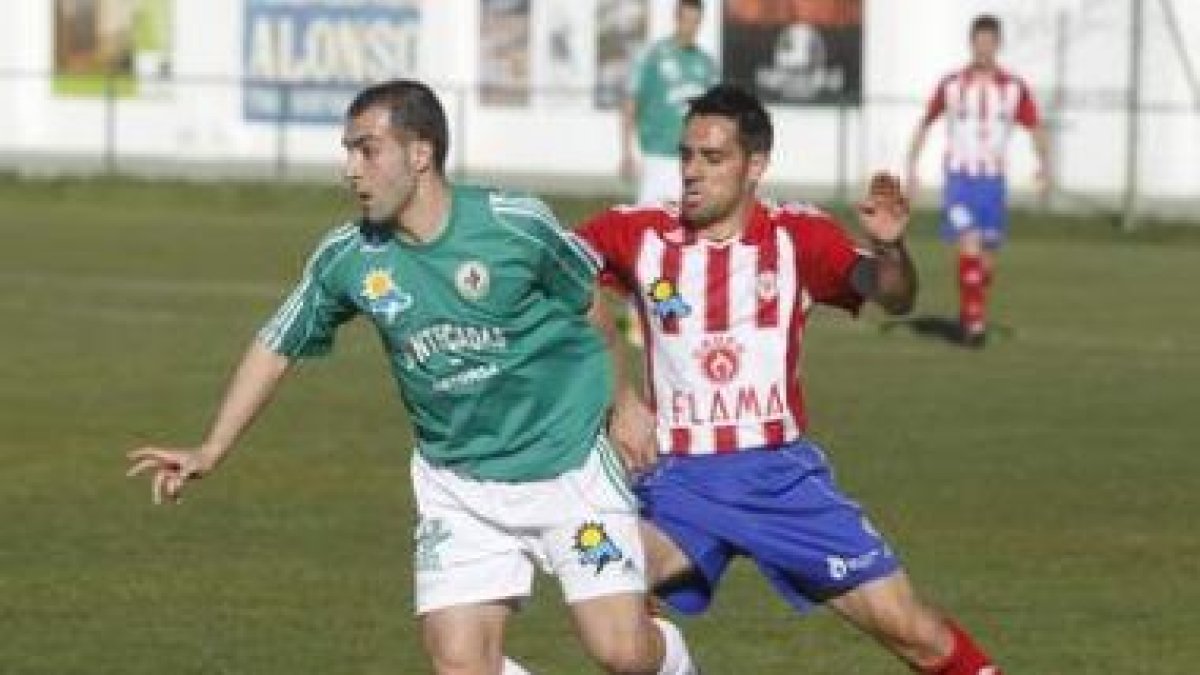 Aller, a la izquierda, vuelve al once tras cumplir su sanción.