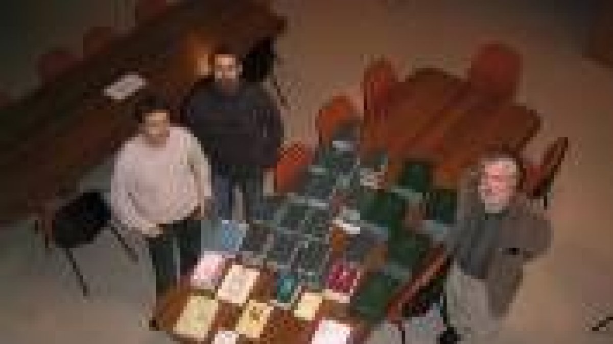 La imagen recoge un momento de la entrega de los libros
