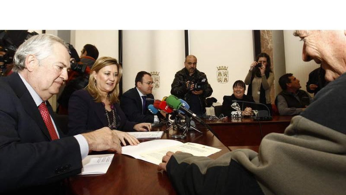 El delegado de la Junta, Guillermo García, la consejera de Hacienda, Pilar del Olmo, y alcaldes presentes en la firma.