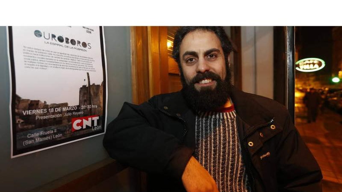 Julio Reyero, coautor del documental ‘Ouróboros: La espiral de la pobreza’, ayer en León. JESÚS F, SALVADORES