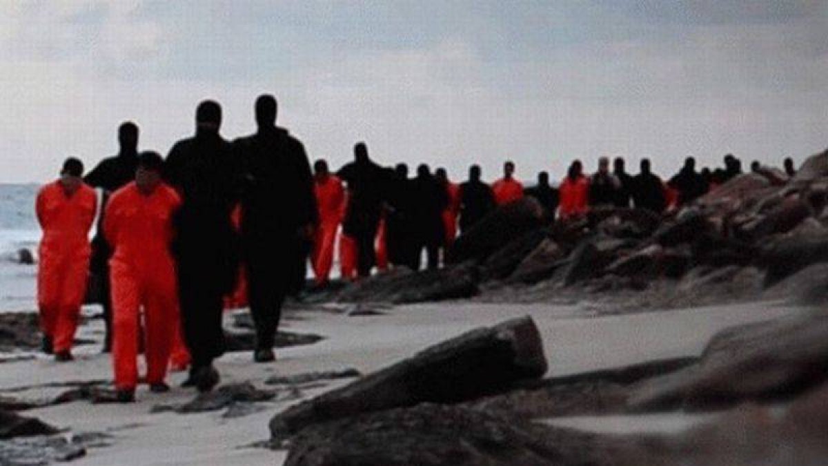 Captura del vídeo difundido por el Estado Islámico donde muestra la decapitación de 21 cristianos coptos.