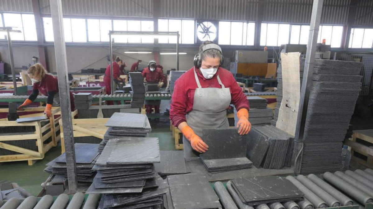 Trabajos de manufactura de pizarra en una cantera de la zona de San Pedro de Trones, en el municipio de Puente de Domingo Flórez. L. DE LA MATA