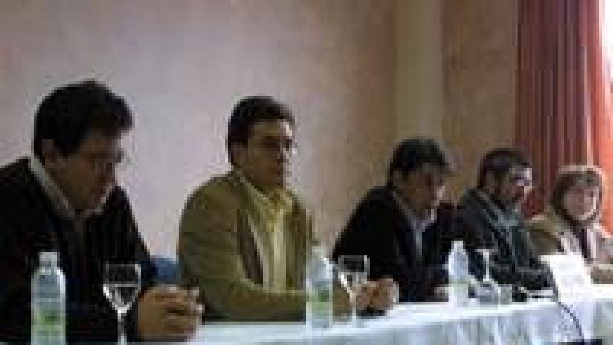 Miguel Hidalgo, en el centro, compareció acompañado de los concejales expulsados del PSOE