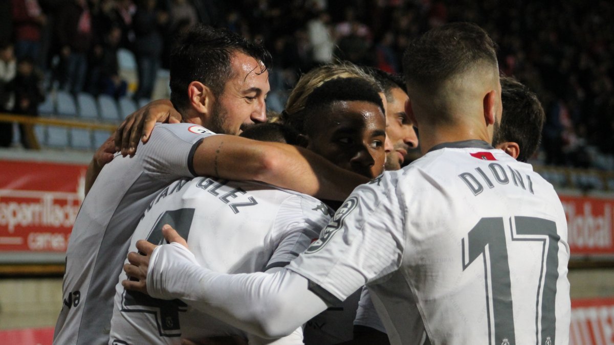 Los jugadores de la Cultural celebran uno de sus goles. CDL