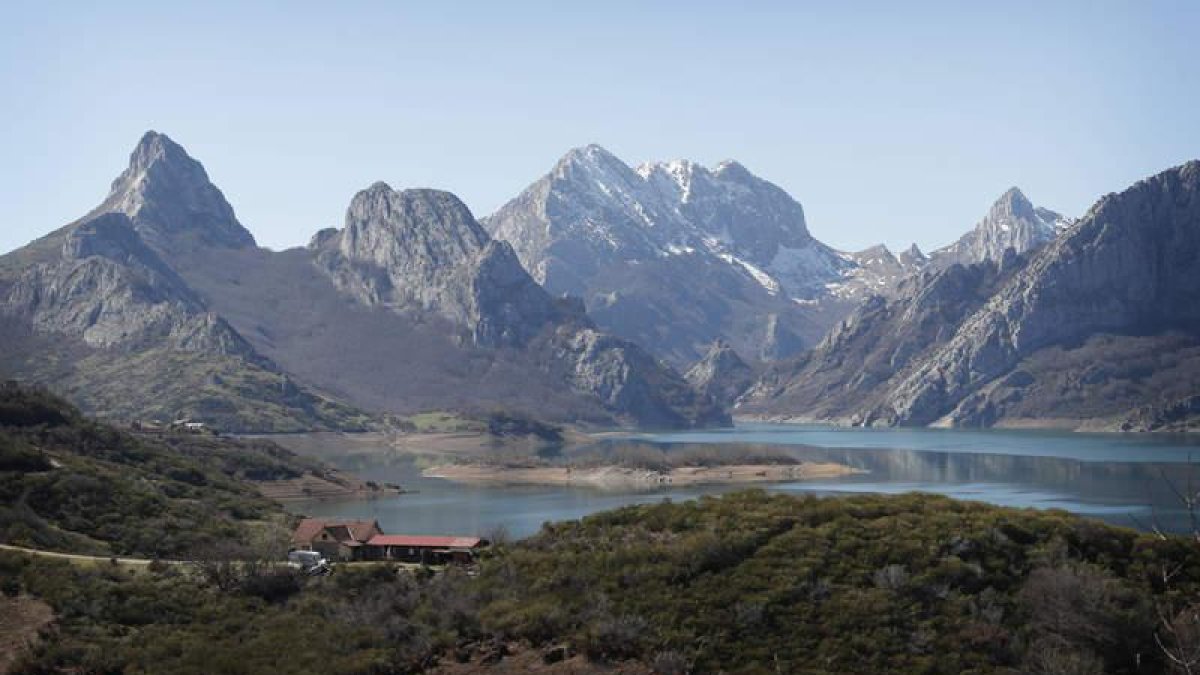 Aspecto que presentaba el embalse de Riaño, el mayor de la provincia, este martes.