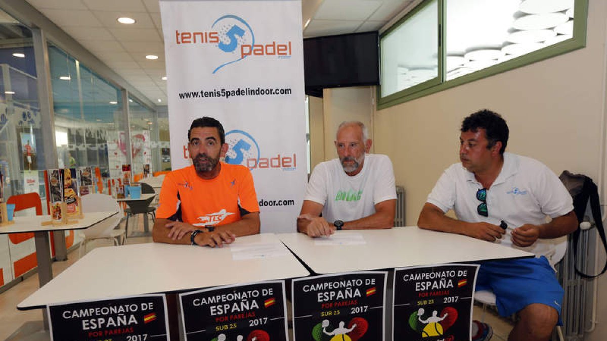 Julio Aguilar, Carlos Sánchez y Manuel Herrero, ayer en la presentación del Nacional sub 23. MARCIANO