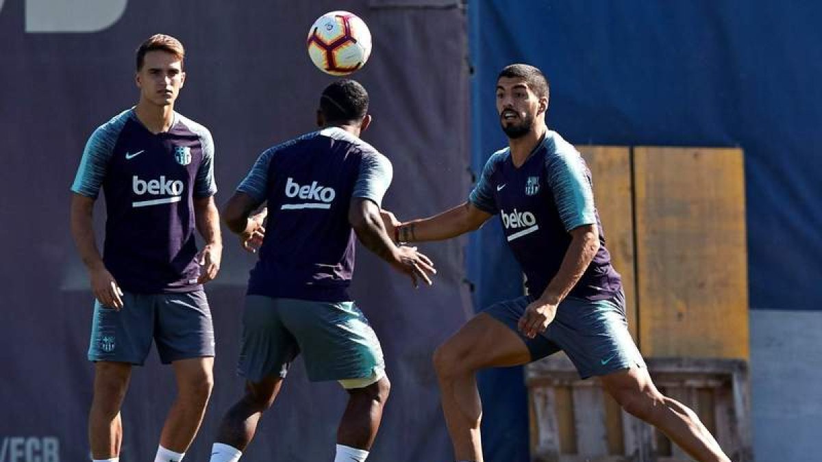 Dennis Suárez, Malcom Silva, y Luis Suárez (d), durante el entrenamiento azulgrana. ALEJANDRO GARCÍA