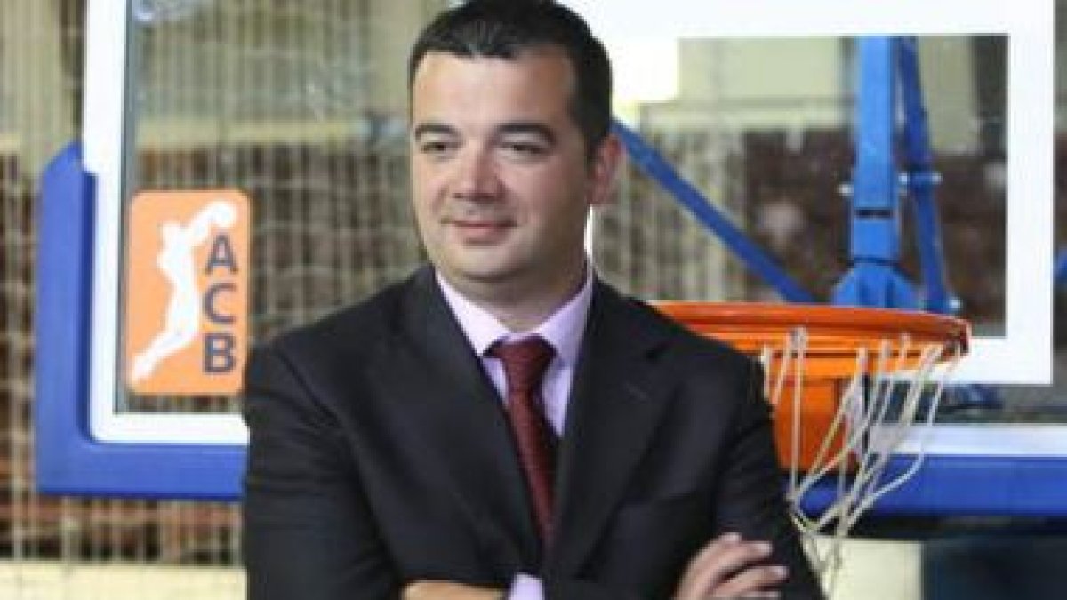 Javier de Grado volverá a ocupar el banquillo de Baloncesto León por cuarta temporada consecutiva.