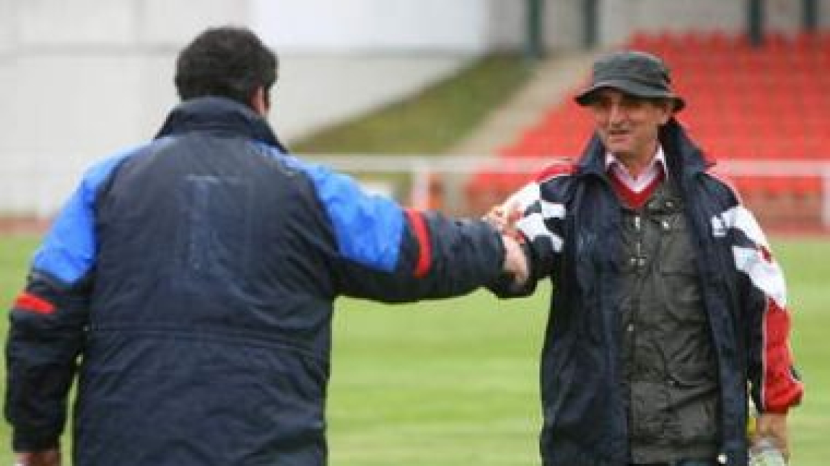 Simón Pérez (d) dirigió ayer su último partido como entrenador del Atlético Bembibre.