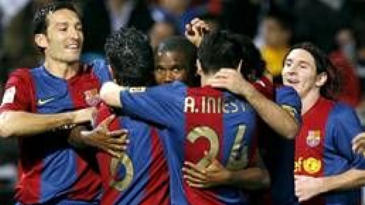 Samuel Eto'o, en el centro, abraza a sus compañeros después de marcar un gol al Recreativo de Huelva