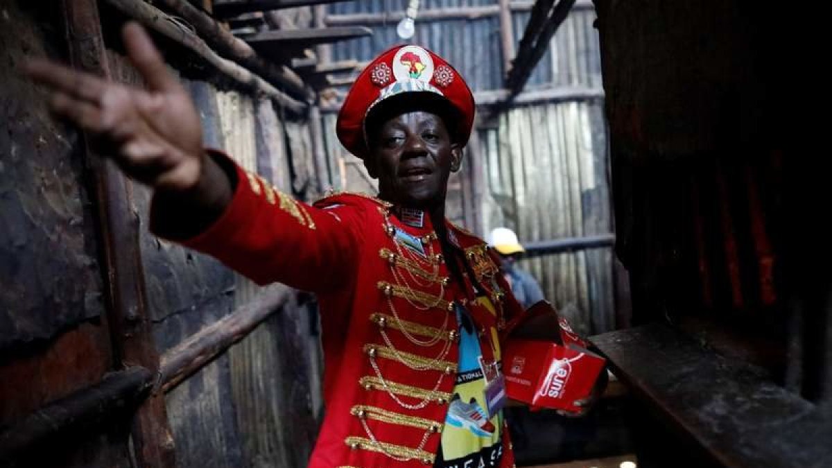 El autoproclamado ‘rey de los condones de África’, Stanley Nagara, entra en un bar. dai kurokawa