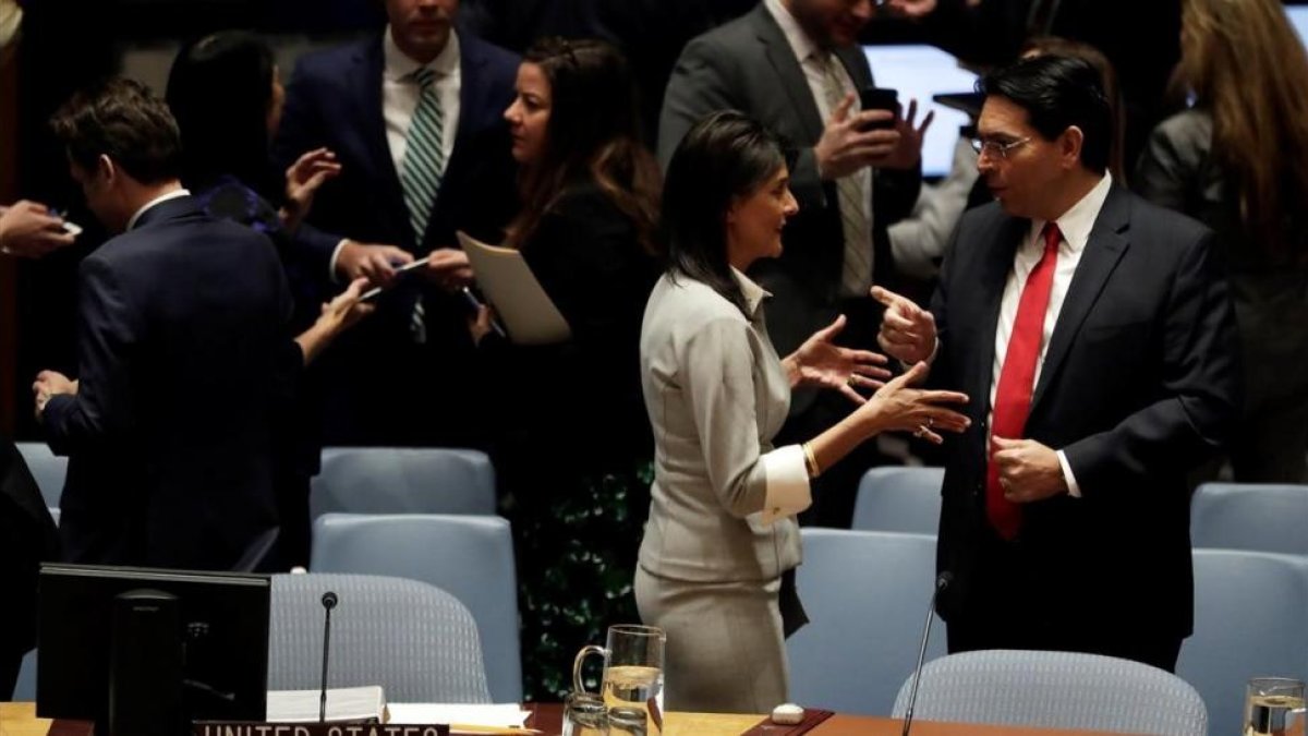 La embajadora de EEUU ante la ONU, Nikki Haley, conversa con el embajador israeli, Danny Danon, antes de empezar la reunion del Consejo de Seguridad.