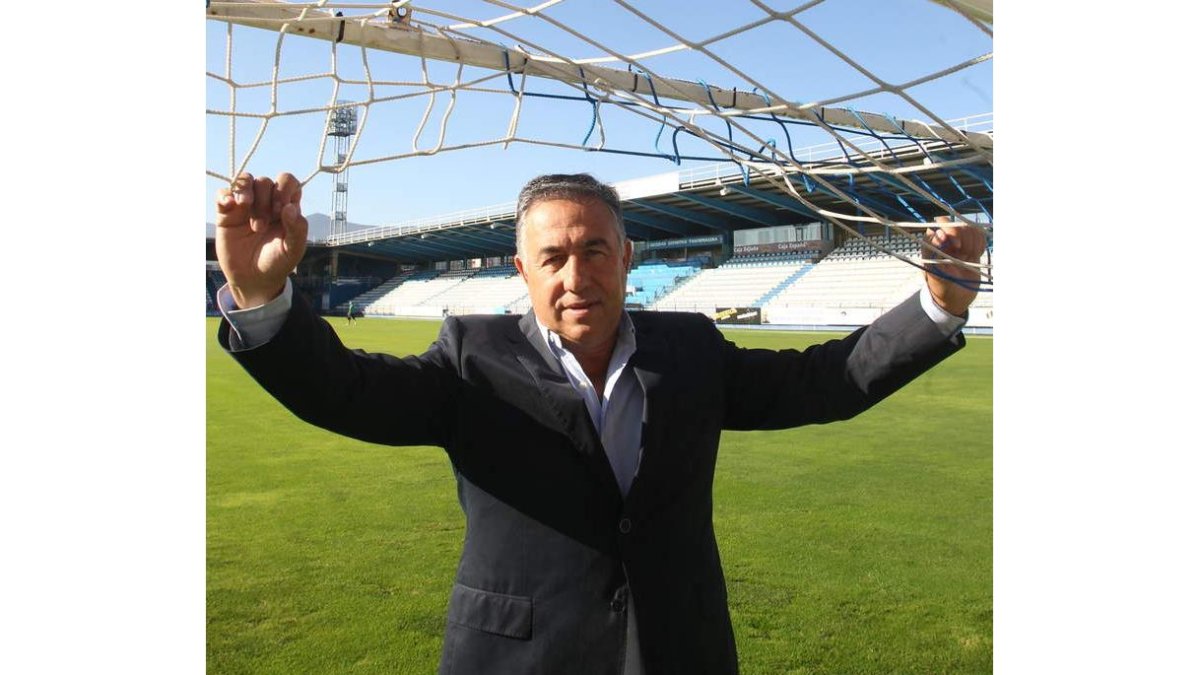 José Silvano se agarra a las redes de una de las porterías del estadio municipal El Toralín.