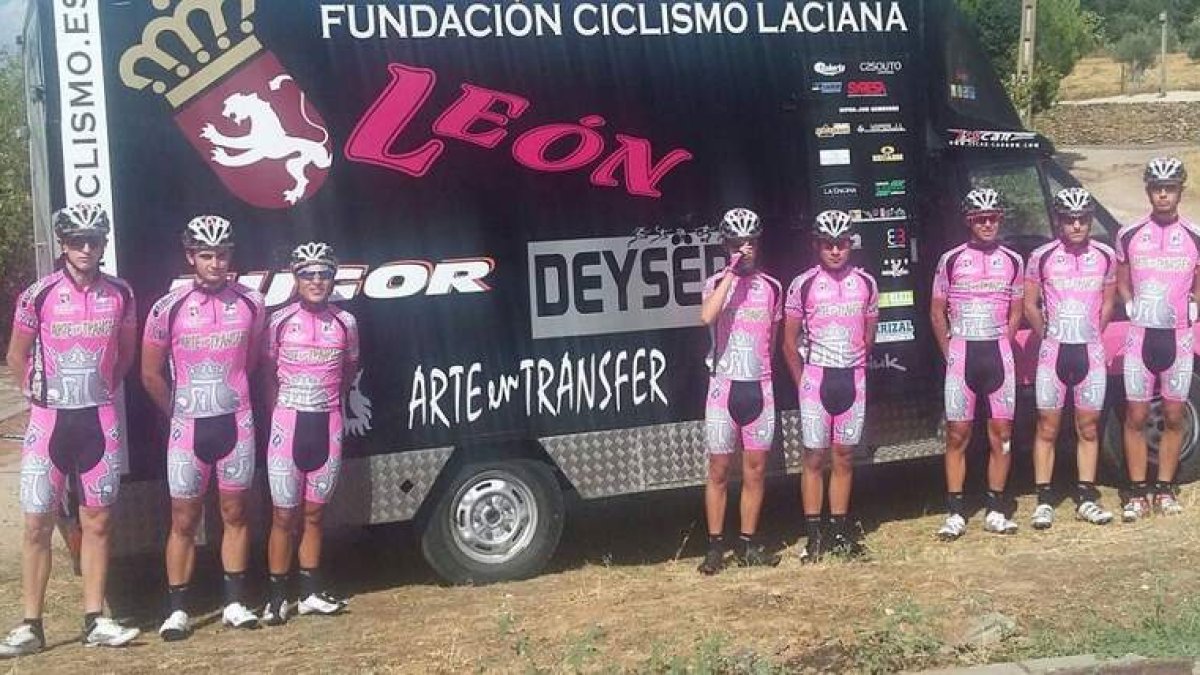 Varios de los integrantes de la formación ciclista lacianiega.