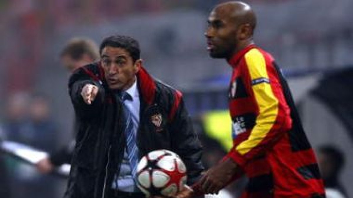 El entrenador del Sevilla Manolo Jiménez da instrucciones.
