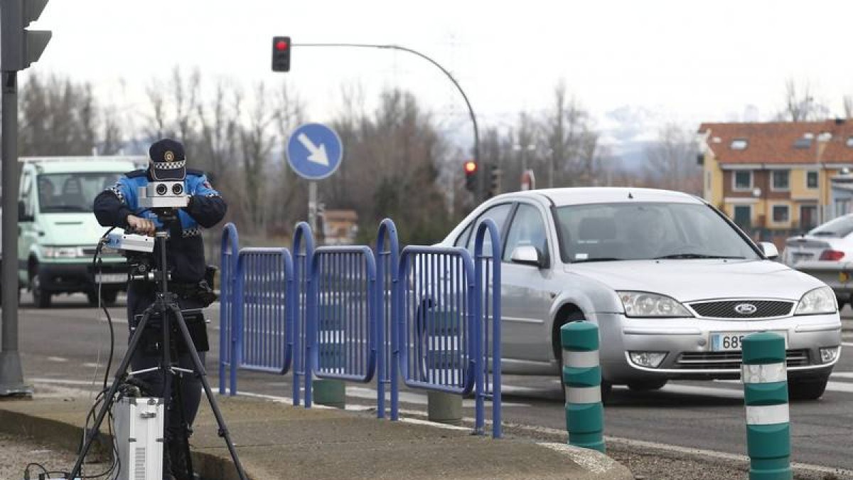 Un policía local coloca un radar en la Ronda Este