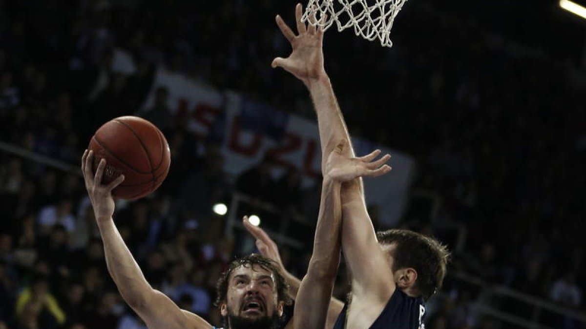 Llull intenta lanzar a canasta ante la oposición de Barac.