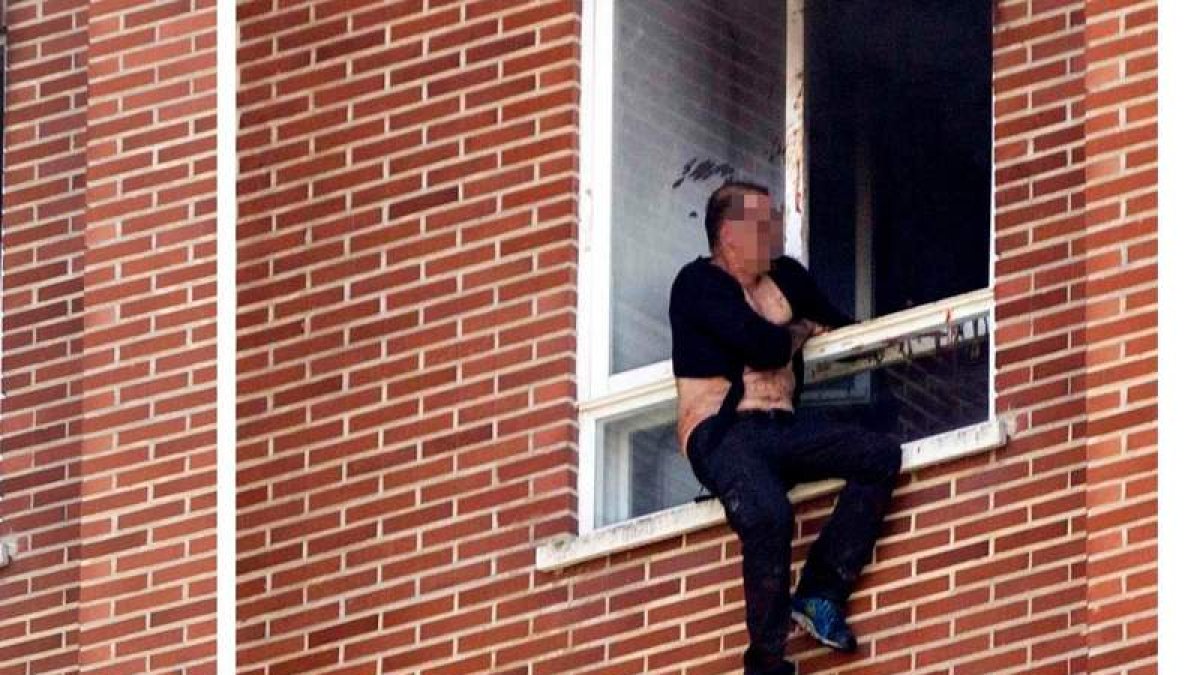 El presunto asesino antes de saltar por la ventana. AGUILAR