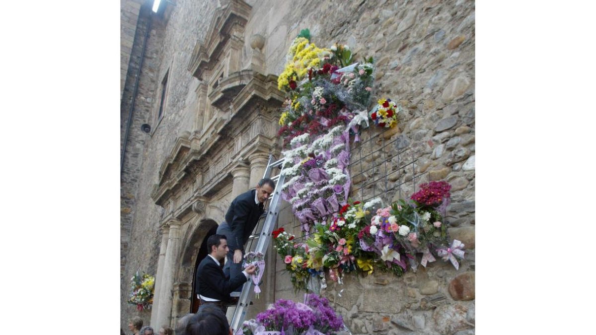 La ofrenda del Día del Bierzo se convierte cada año en un evento reivindicativo y religioso. L. DE LA MATA