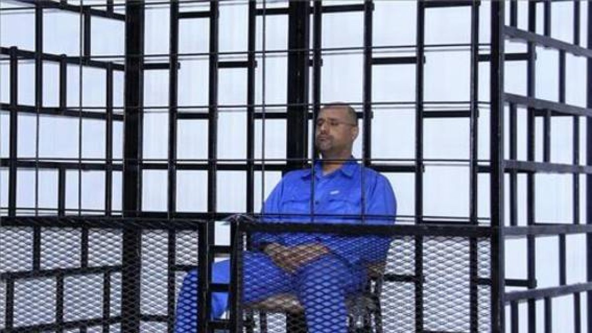 Saif al Islam Gaddafi, hijo del que fuera dictador de Libia, atiende a una sesión penal a distancia desde Zintan, donde se encuentra detenido, el 25 de mayo de 2015.