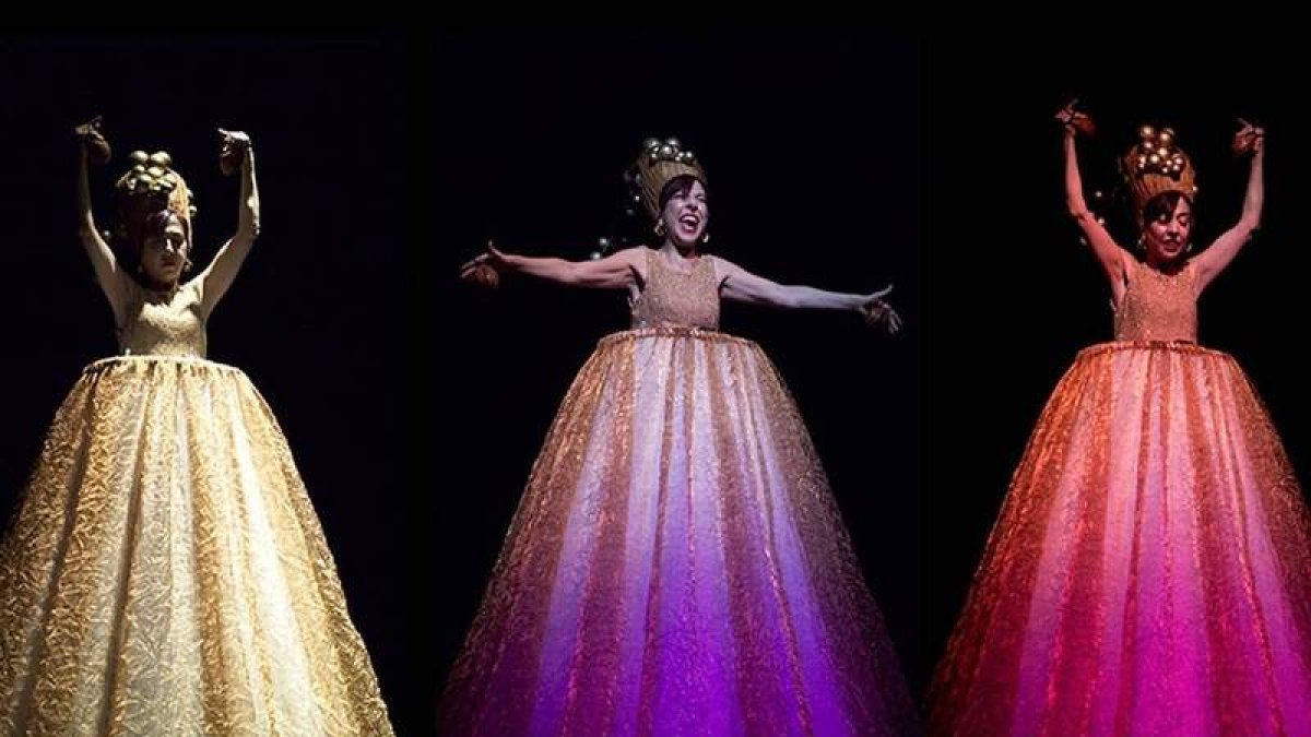 Escena del espectáculo de ‘Cantos Robados’ de la artista salmantina Fátima Miranda. FM