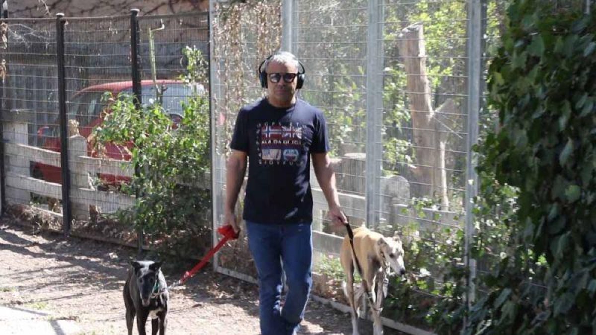 Jorge Javier saca a pasear a sus perros tras sufrir el ictus.
