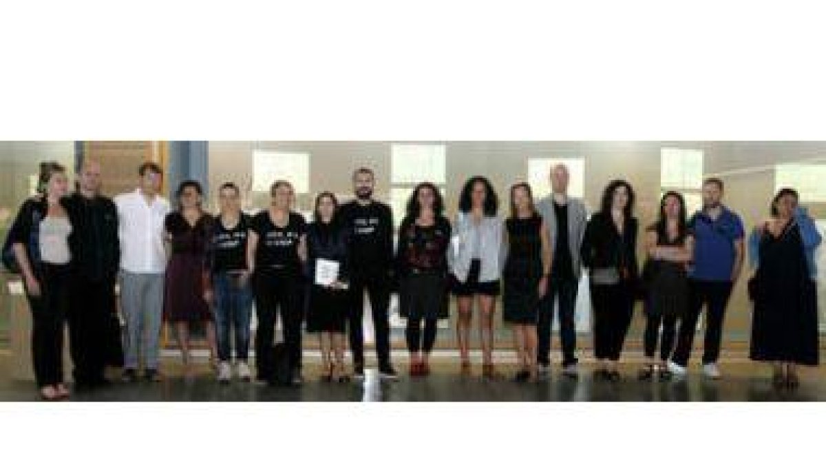 El director del Musac, Agustín Pérez Rubio (octavo por la izquierda) con los comisarios y artistas q