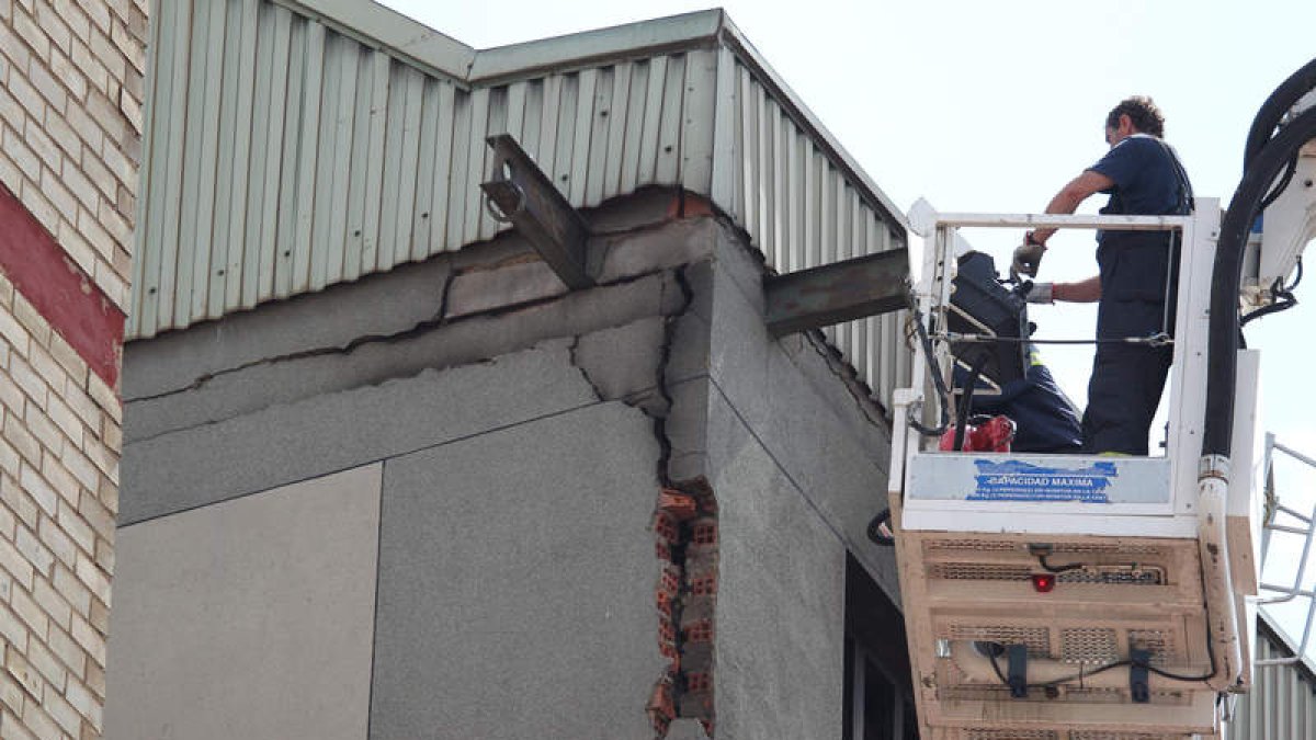 Estado que presenta la grieta descubierta en el edificio interior, el más dañado por el fuego.
