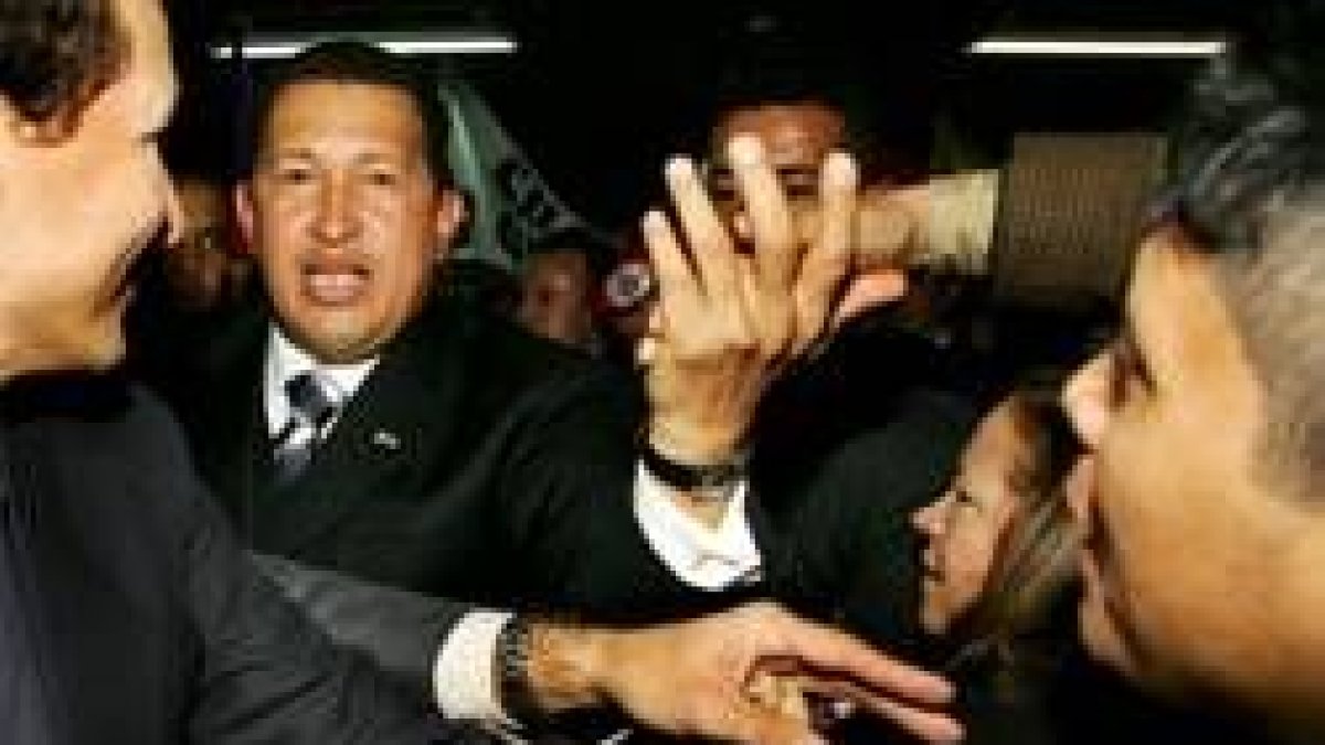 Hugo Chávez saluda a sus seguidores en el homenaje a las víctimas del 11-M en Atocha