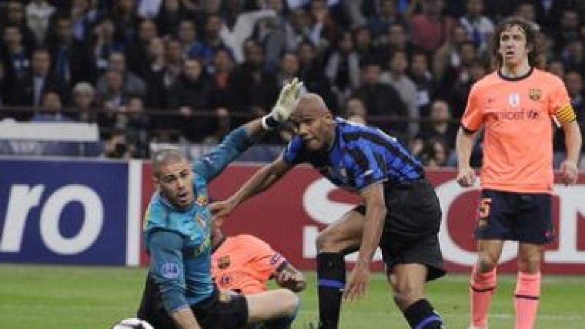 Maicon anota el segundo gol interista al batir como muestra la imagen a Víctor Valdés.