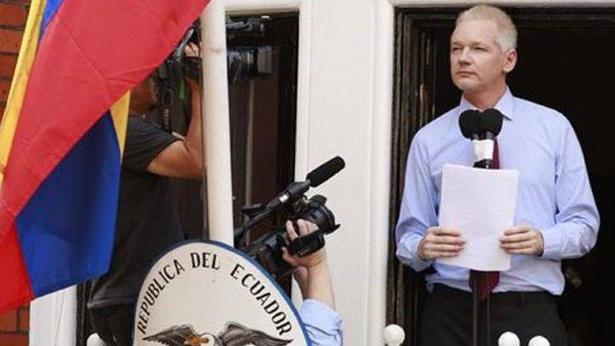 Assange en su comparecencia de ayer.
