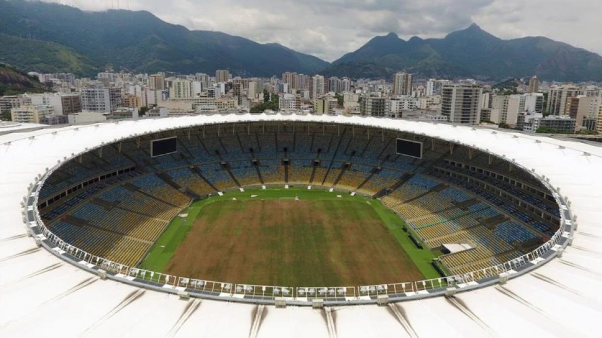 El estadio de Maracaná, con el césped amarillento por el abandono, también tiene la luz cortada por impago.