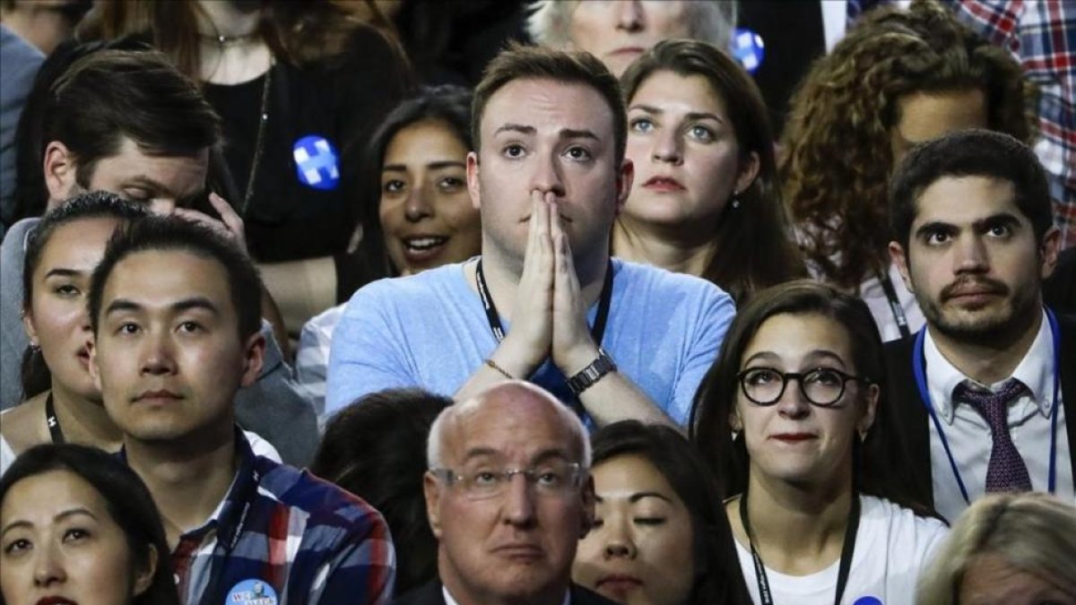 Seguidores de Hillary Clinton siguen los datos electorales en la sede electoral de Nueva York.