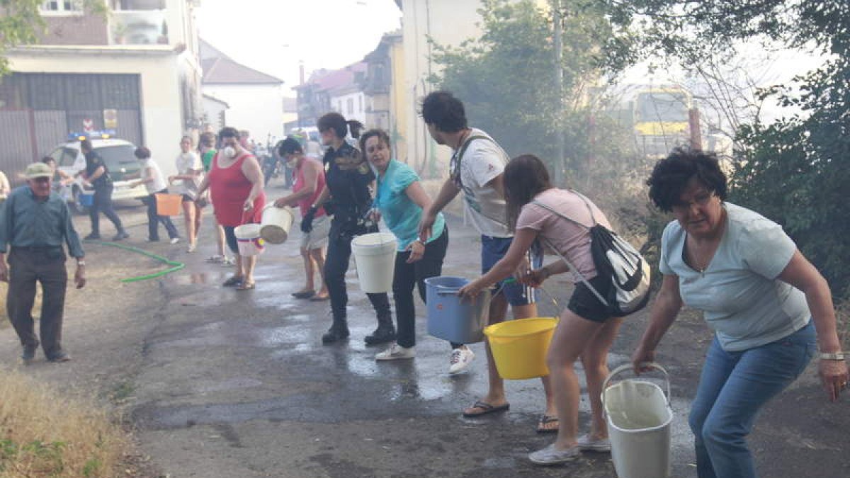 Hasta que se dio la orden de partida a los bomberos, los vecinos atacaron el fuego.