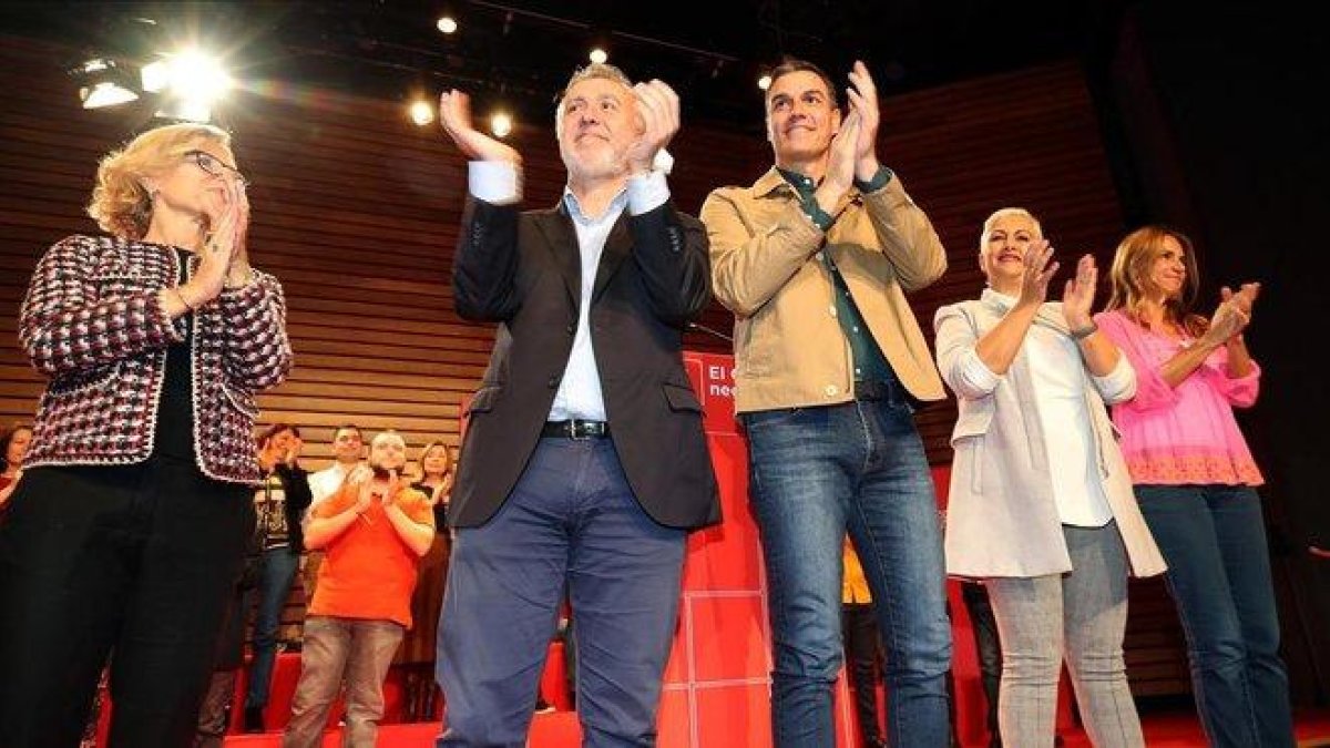 Pedro Sánchez y el líder de los socialistas canarios, Ángel Víctor Torres, durante la campaña.