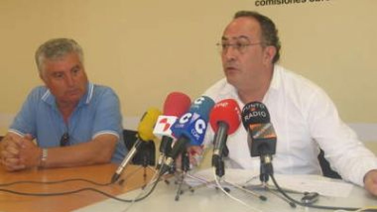 Fernando Diñeiro y Antonio López, ayer en la sede de CC.OO.