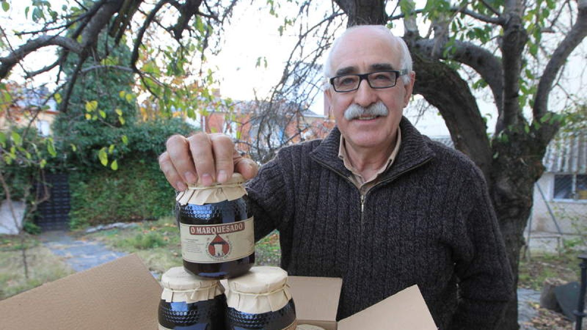 Francisco Martínez Velasco con la miel que hace su familia desde 1896.