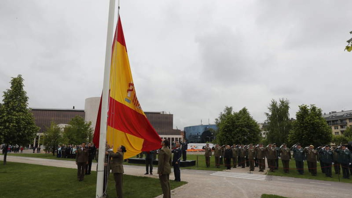 El homenaje a la bandera se celebró a media mañana en la explanada frente al auditorio. RAMIRO