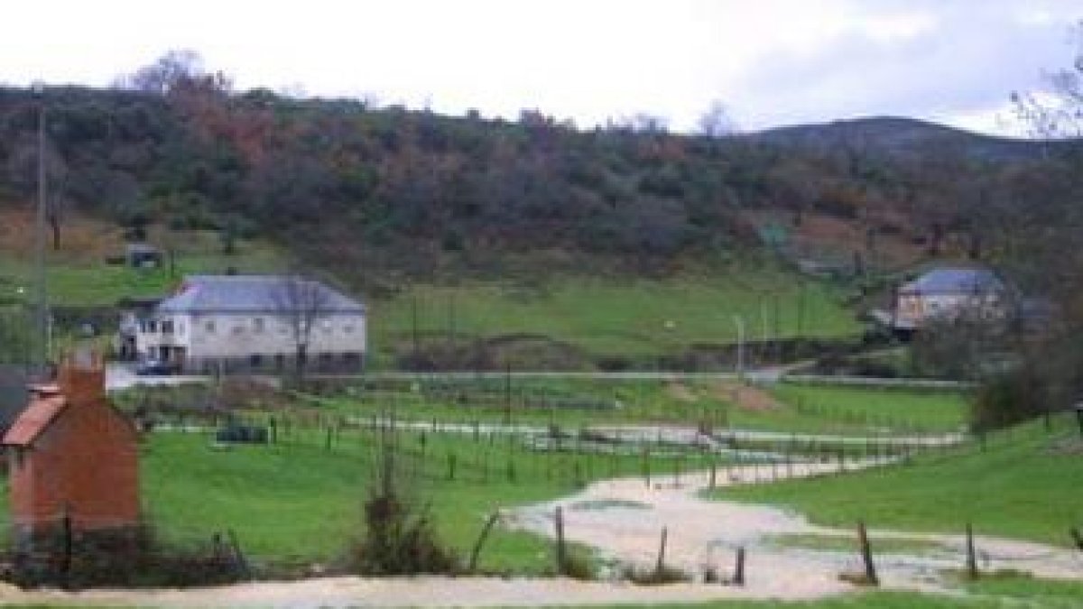 Vista parcial de Tombrio de Arriba, perteneciente al municipio de Toreno, donde carecen de agua en l