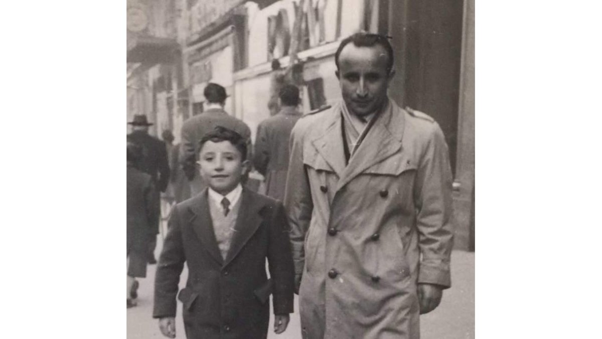 Con su padre en aquel viaje. DL